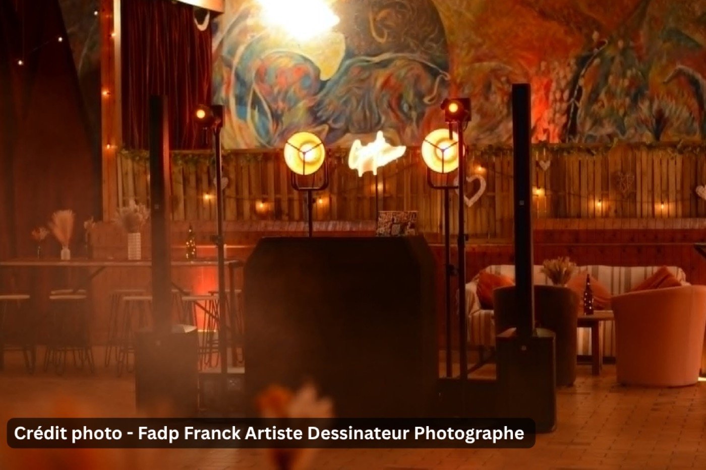 Salle de réception avec fresque murale et éclairage