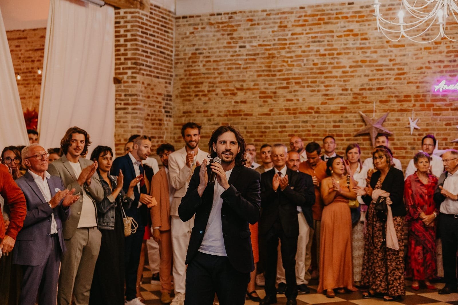 Julien Masson au micro pendant un mariage