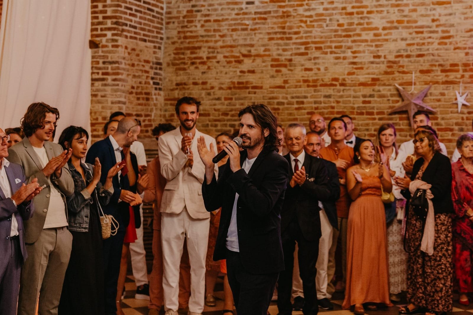 Julien Masson au micro devant les invités