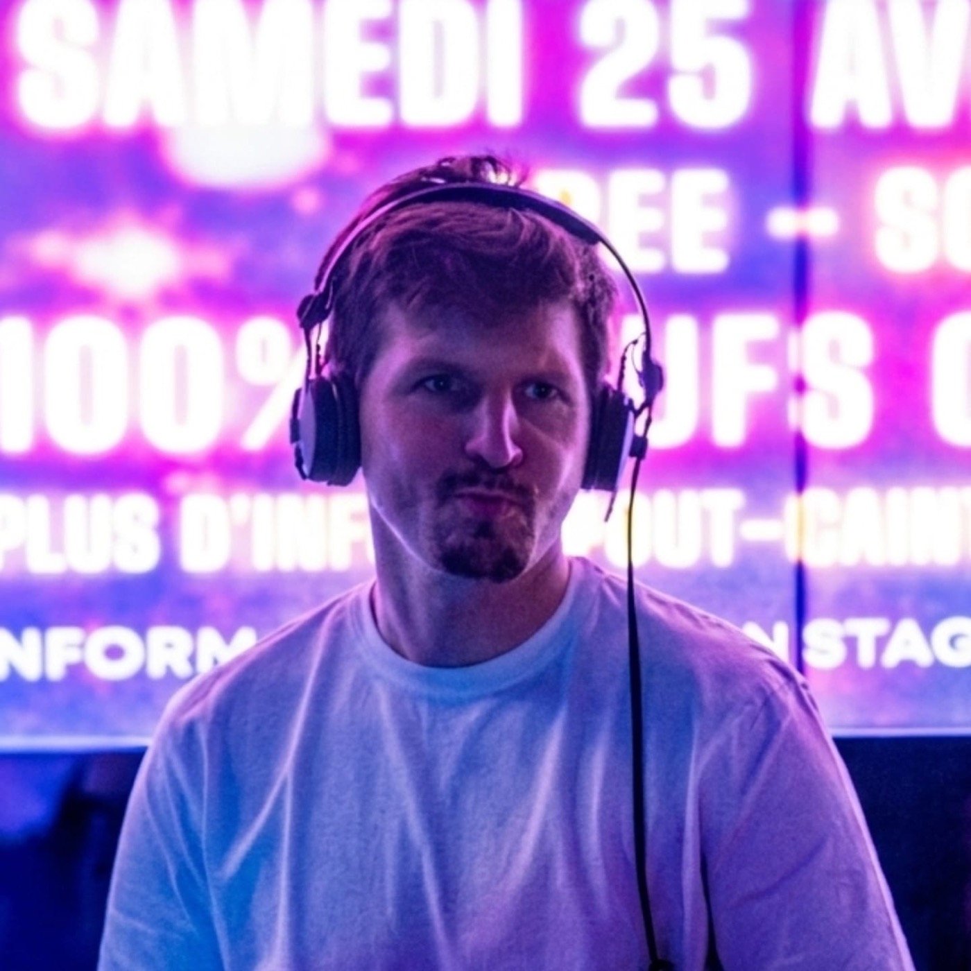 Julien Masson aux platines lors d'un anniversaire